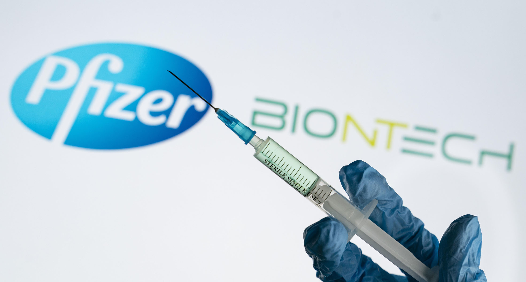 В США начинается массовая вакцинация с использованием препарата компаний BioNTech и Pfizer. 